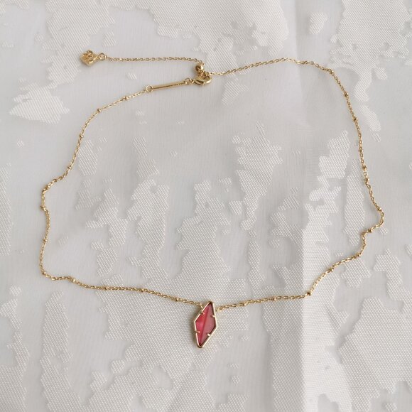 Kendra Scott Kinsley Gold Short Necklace Raspberry - Picture 2 of 4
